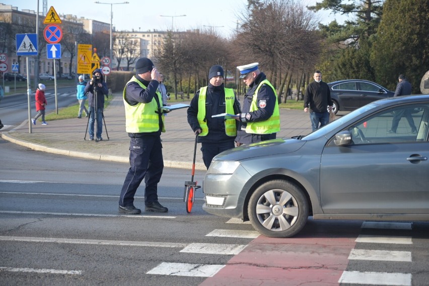 Potrącenie starszej kobiety na "pasach" w centrum Grudziądza. Trafiła do szpitala