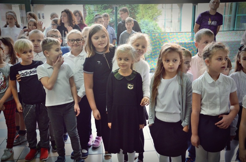 Uczniowie SP nr 1 w Bełchatowie wspólnie zaśpiewali Mazurka Dąbrowskiego [ZDJĘCIA]