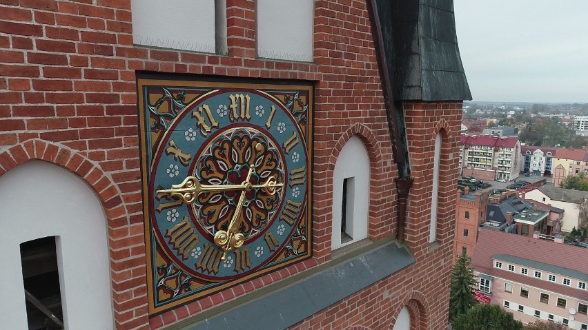 Jedna z odnowionych tarcz zegara kościoła Mariackiego w...