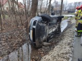 Niebezpieczny poranek na drogach regionu tarnowskiego. W Wojniczu zderzyły się dwa auta, a w Radgoszczy osobówka uderzyła w drzewo [ZDJĘCIA]