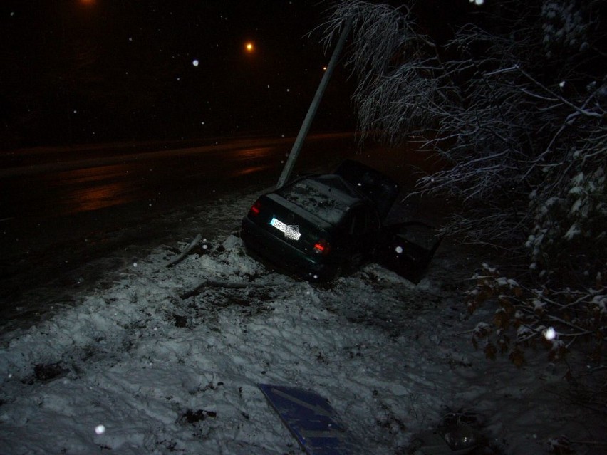 Wypadek Katowicka Żory: Volskwagen uderzył w latarnię