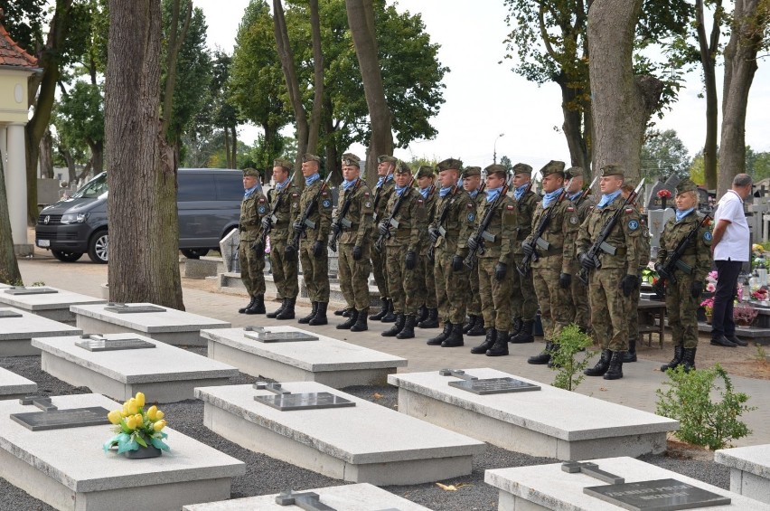 Uroczyste obchody Święta Wojska Polskiego na cmentarzu przy ul. Witkowskiej w Gnieźnie