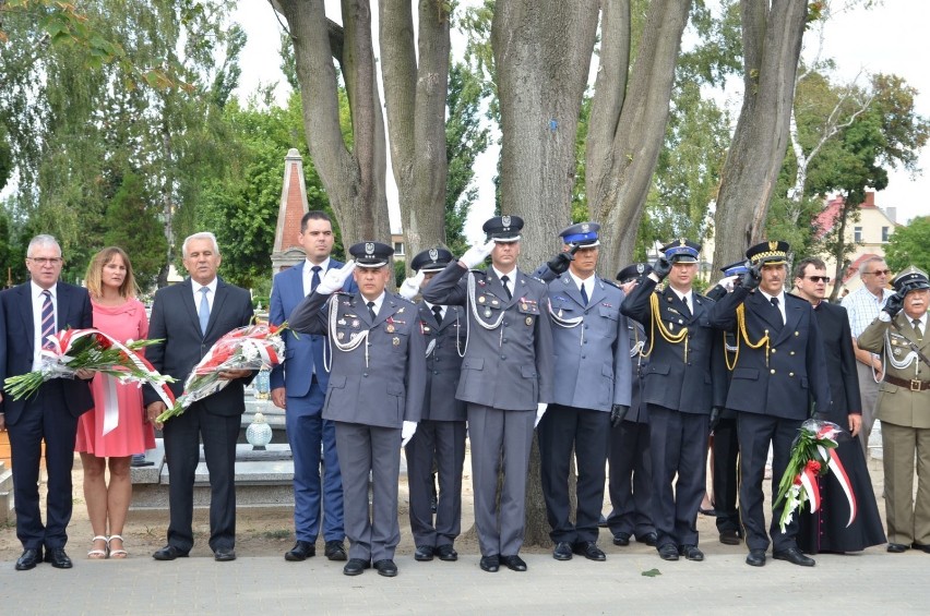 Uroczyste obchody Święta Wojska Polskiego na cmentarzu przy ul. Witkowskiej w Gnieźnie