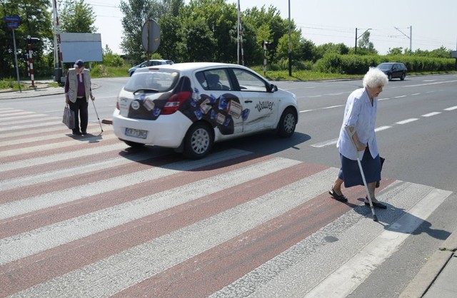 Na przejściu na ul. Maratońskiej kierowcy zdają się nie zwracać uwagi na pieszych i wjeżdżają na zebrę, kiedy ci już na niej są.