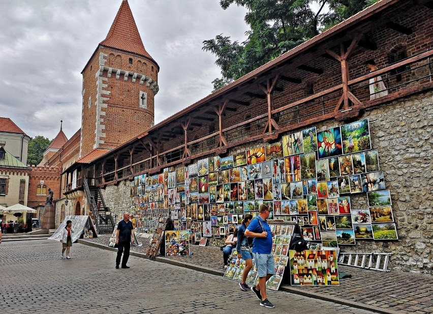 Kraków. Mury obronne ozdobione kolorowymi obrazami [ZDJĘCIA]