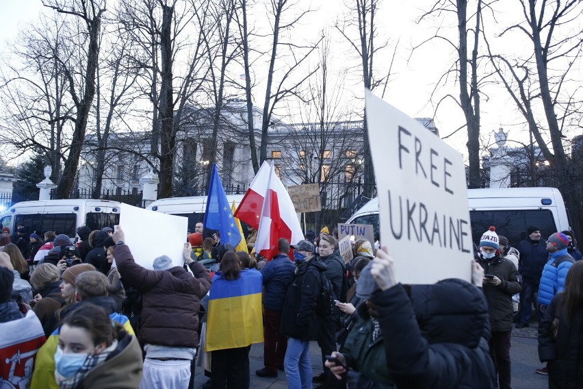 Wojna na Ukrainie. Wielka manifestacja przed Ambasadą Federacji Rosyjskiej. "Warszawa solidarna z Ukrainą"