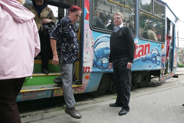 Dzisiaj przerwa między płytą peronu a podłogą tramwaju jest spora