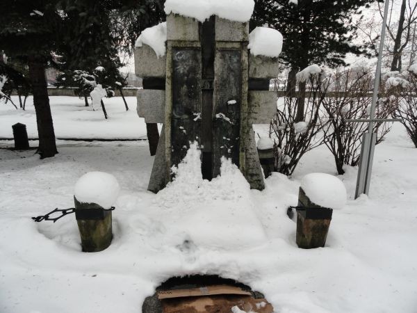 Cmentarz Nowy Sącz: skradziono mosiężne tablice [ZDJĘCIA]