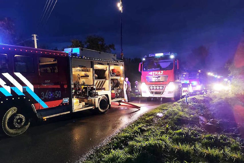 Ogień zajął budynek gospodarczy trawiąc go doszczętnie,...