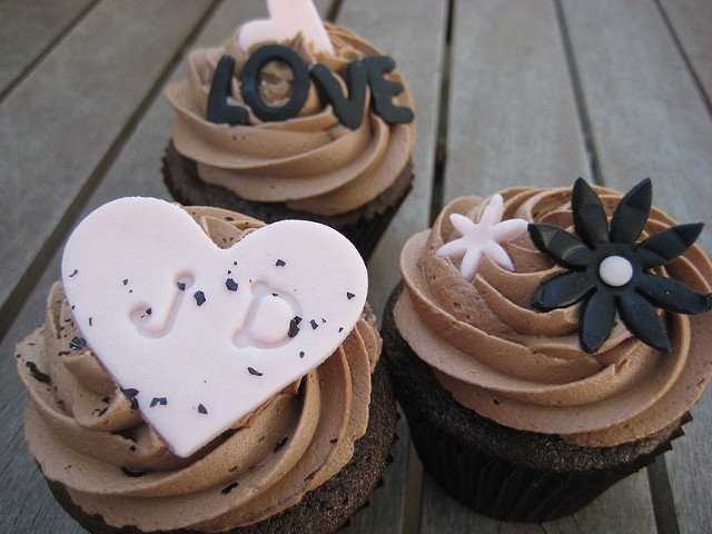 Źródło: http://commons.wikimedia.org/wiki/File:Engagement_cupcakes_with_chocolate_frosting_and_pink_decorations.jpg