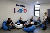 Studenci w laboratorium Samsunga [wideo]