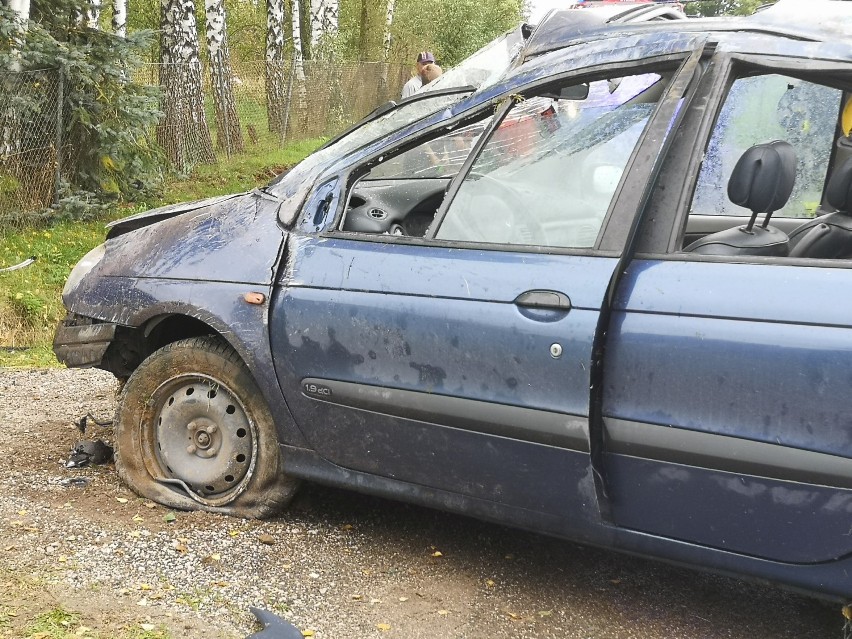 Renault dachowało w Linowie pod Grudziądzem. Samochód prowadził pijany Ukrainiec [zdjęcia]