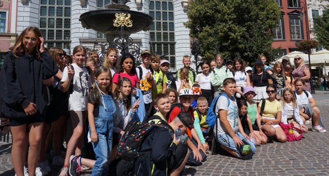 Grupa dzieci z Tarnobrzega na kolonii letniej 2022 nad Bałtykiem