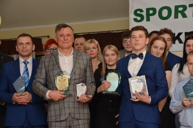 29 sportowców z gminy Sępólno zostało uhonorowanych za wybitne osiągnięcia sportowe. Dariusz Krakowiak i Mikołaj Paterek otrzymali tytuł Sportowca Roku 2021