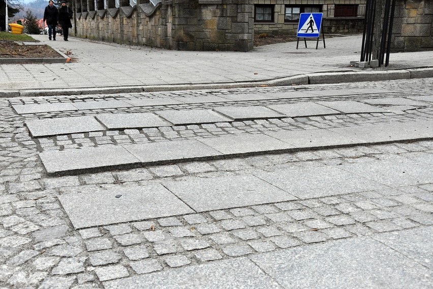 Gorlice. Drogi w powiecie są dziurawe. Niedługo remonty [ZDJĘCIA]