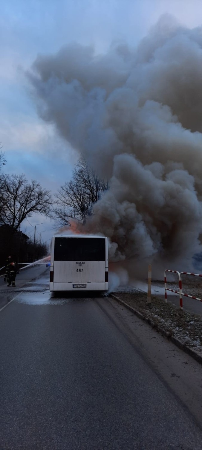 Pożar autobusu na alei Niepodległości w Skarżysku. Pasażerowie w porę uciekli. Zobacz zdjęcia i wideo 