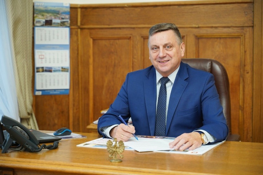 Burmistrz Człuchowa Ryszard Szybajło od grudnia działa na Facebooku. Co go skłoniło do założenia konta i jak się czuje w social mediach?