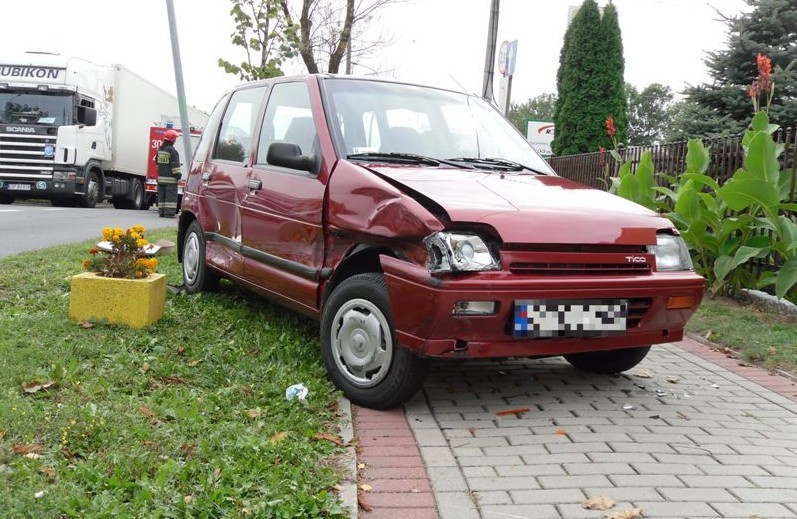 Opole: W wyniku zderzenia dwóch aut na ulicy Prószkowskiej Tico wywróciło się na bok