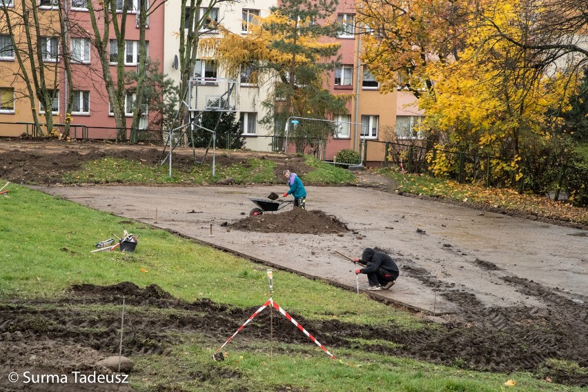 Rozpoczęła się modernizacja boiska szkolnego przy "nowym ogólniaku". ZDJĘCIA, WIDEO