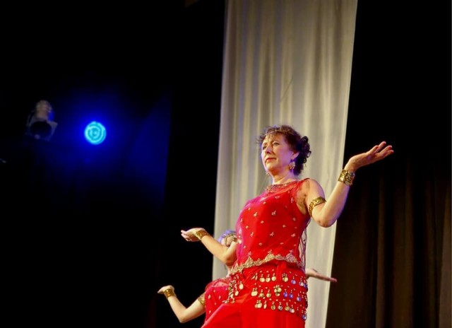 Taniec orientalny Zespołu Tanecznego  Alkada z Ladies Dance zdobył wyróżnienie na  Przeglądzie Twórczości Artystycznej Rewia Talentów Mikrofon dla Seniora w Łodzi