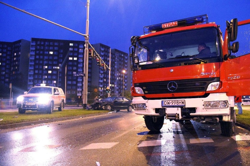 Wrocław: Na ul. Bałtyckiej wóz strażacki zderzył się z osobówką (ZDJĘCIA)