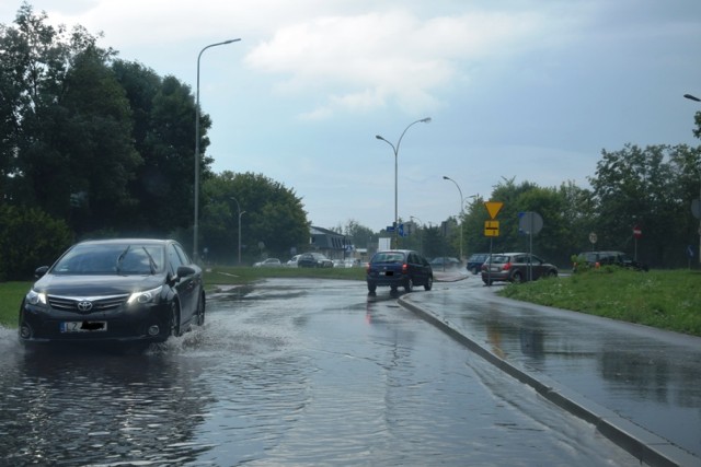 Ulewa nad Zamościem. Zalane ulice, "pływające" samochody