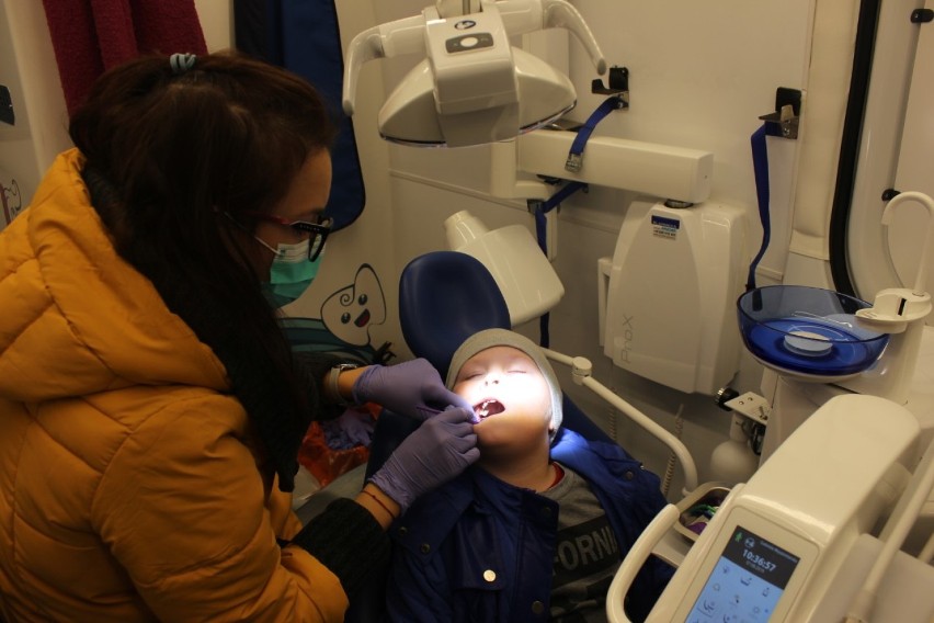 Dentobus, czyli mobilny gabinet stomatologiczny w Poświętnem