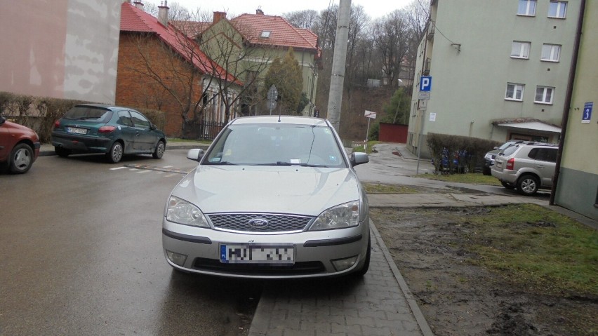 "Mistrzowie parkowania" w Bochni, wyczyny kierowców na...