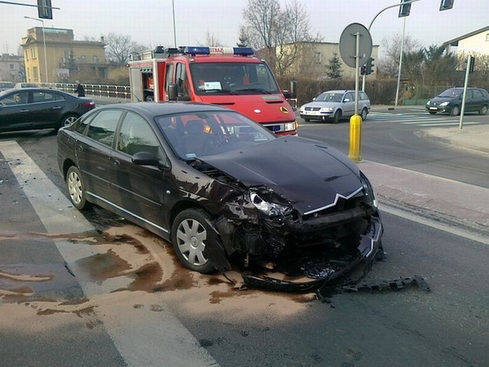 Na skrzyżowaniu w Pleszewie zderzyły sie dwa samochody