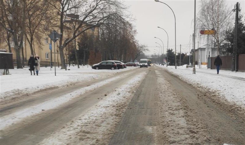 Na wielu drogach w Tarnowie jest biało lub jazdę utrudnia...