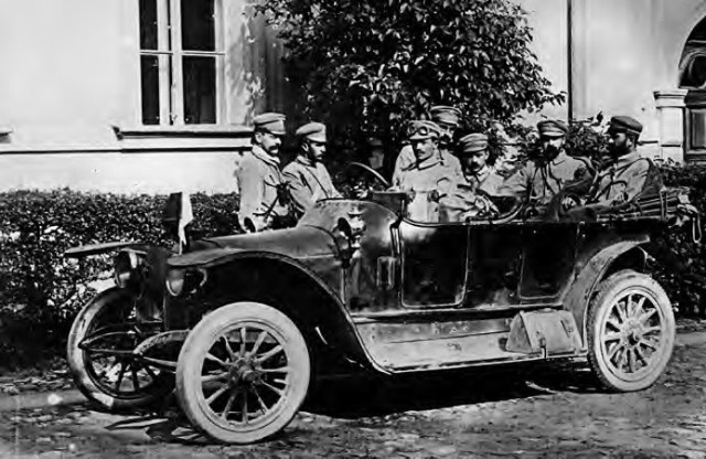 Pierwszy sztab Brygady Legionów w samochodzie „Panhard-Levassor”. Widoczni od lewej: Michał Sokolnicki, Władysław Belina-Prażmowski, szofer Michał Sawicki, Kazimierz Sosnkowski, Mieczysław Trojanowski, Józef Piłsudski, Walery Sławek.