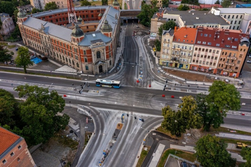 Trwa remont ulicy Pocztowej w Legnicy, warstwa ścieralne asfaltu już położona