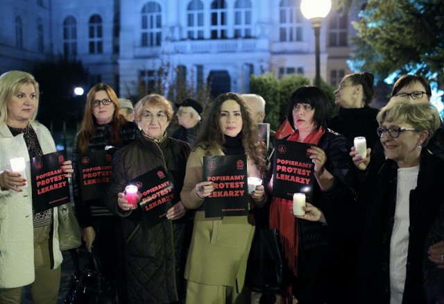 "Łańcuch światła" pod sądem w Piotrkowie: piotrkowianie solidaryzowali się z protestującymi medykami