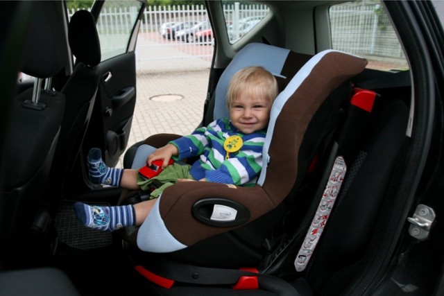 Zgodnie z obowiązującymi przepisami, nawet 17-latek powinien korzystać z fotelika bezpieczeństwa podczas podróży samochodem, jeśli jego wzrost nie przekracza 150 cm.