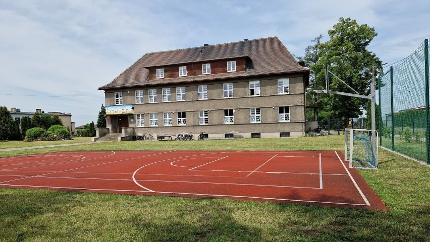 Szkoła podstawowa w Rozmierce.