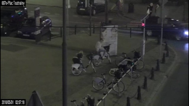O tych rowerzystkach było głośno w całej Polsce. Kamery miejskiego monitoringu nagrały jak kompletnie pijane próbowały jechać na wypożyczonych rowerach miejskich. 





Trzy młode kobiety 1 maja 2018 roku po godzinie 2 w nocy postanowiły skorzystać z rowerów miejskich na stacji przy placu Teatralnym w Bydgoszczy, gdzie wypożyczyły trzy jednoślady i odjechały nimi w kierunku ulicy Gdańskiej, nie zważając na swój stan upojenia alkoholowego.

Ich styl jazdy i niebezpieczne sytuacje, do których doprowadziły, zwróciły uwagę pracowników Straży Miejskiej obsługujących miejski monitoring. Kobiety przejeżdżając przez przejścia dla pieszych stwarzały niebezpieczeństwo dla innych uczestników ruchu drogowego, ale również dla siebie, gdyż przejeżdżały tuż przed nadjeżdżającymi pojazdami. Dodatkowo, nie mogąc utrzymać prostego toru jazdy, przewracały się.
-&nbsp;Pracownik monitoringu, widząc całą sytuację, natychmiast powiadomił dyżurnego komisariatu na bydgoskim Śródmieściu, a ten skierował na ul. Gdańską patrol z bydgoskiego oddziału prewencji. Kobiety nie zdążyły odjechać daleko. Wszystkie zostały zatrzymane w rejonie placu Wolności i przebadane alkomatem, który potwierdził ich stan nietrzeźwości. Rowerzystki w wieku 22, 20 i 19 lat miały odpowiednio 0,77, 1,07 i 1,21 promila - informuje podkom. Lidia Kowalska z zespołu prasowy KWP w Bydgoszczy.

Policjanci wręczyli kobietom wezwania do stawiennictwa w komisariacie celem przesłuchania w charakterze osoby, co do której istnieje podstawa do skierowania wniosku o ukaranie do sądu. Następnego dnia (2 maja) wszystkie usłyszały zarzuty dotyczące jazdy rowerem w stanie nietrzeźwości i poddały się dobrowolnie karze, przyjmując mandat w wysokości 500 złotych.