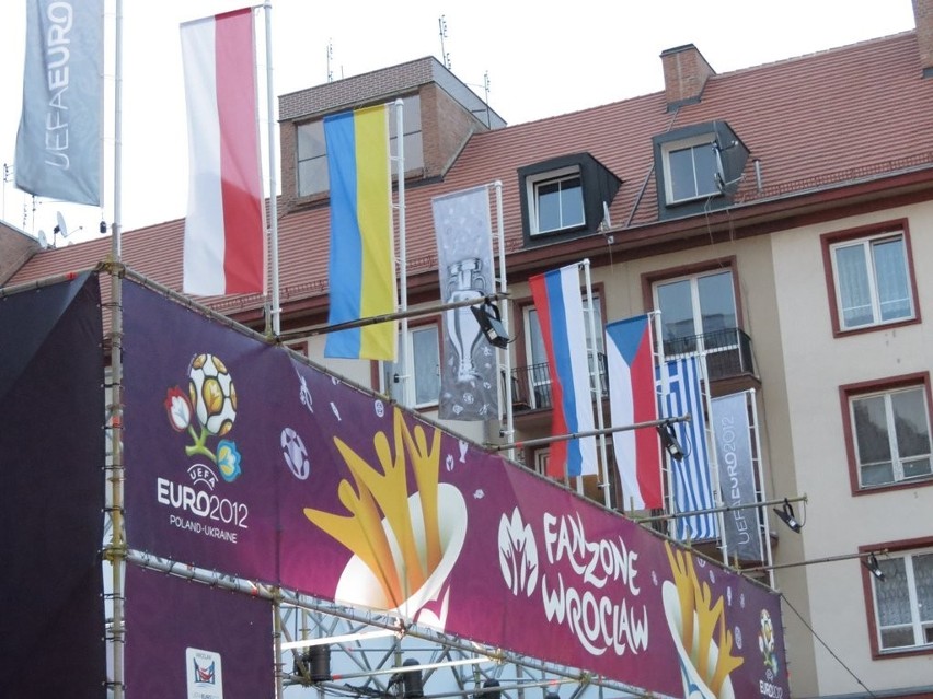Wrocław: Flagi w strefie kibica powiesili odwrotnie (ZDJĘCIA)