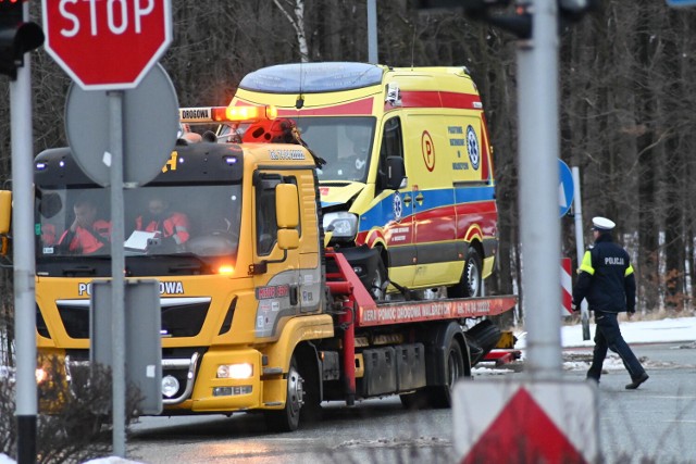 Wypadek karetki pogotowia na ulicy Noworudzkiej w Wałbrzychu. Kierowca ambulansu musi zapłacić 1500 zł mandatu!