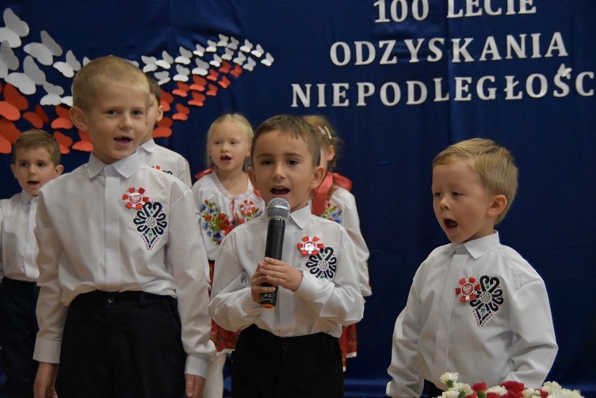 Rekord dla Niepodległej. Przedszkolaki z Witoszowa zaśpiewały hymn (ZDJĘCIA)