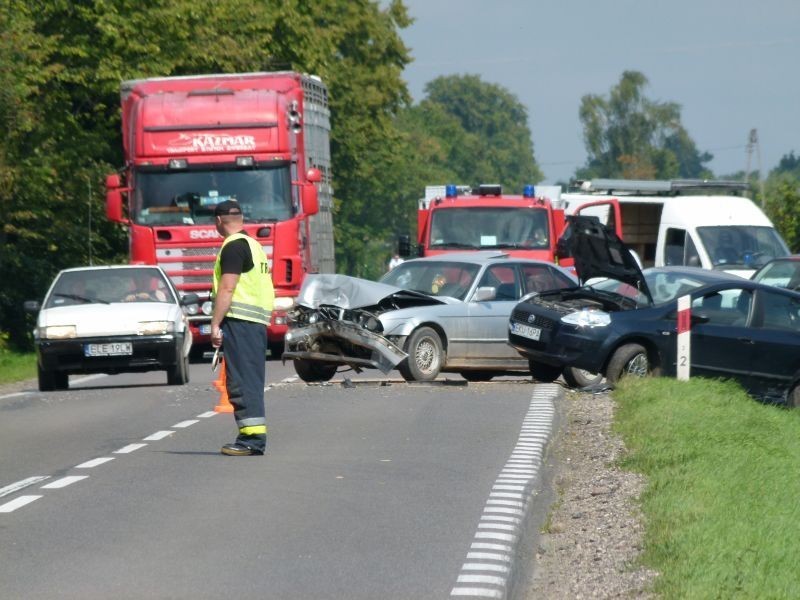 Wypadek w Wojciechowicach, trzy osoby ranne [ZDJĘCIA]