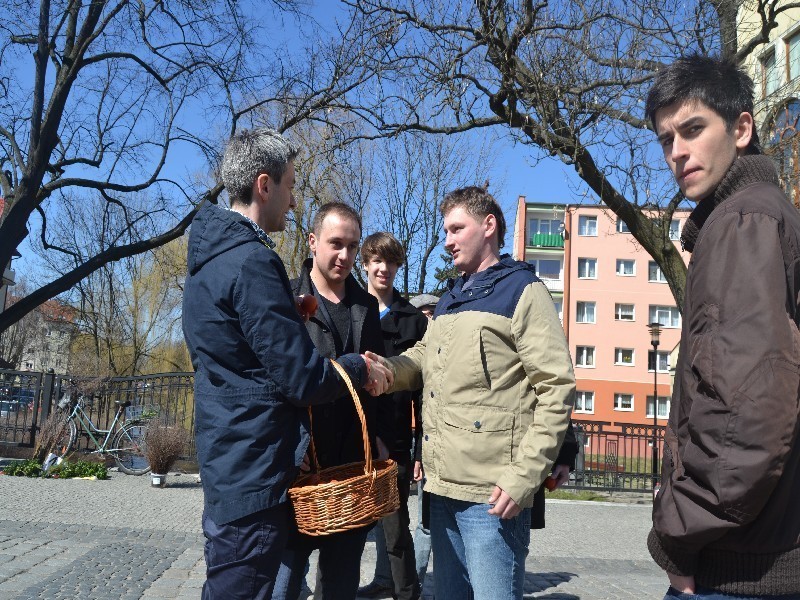 Lębork: Robert Biedroń rozdawał wielkanocne jajka z autografem