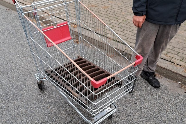 Policjanci zatrzymali dwóch sprawców kradzieży wózka i kratki ściekowej