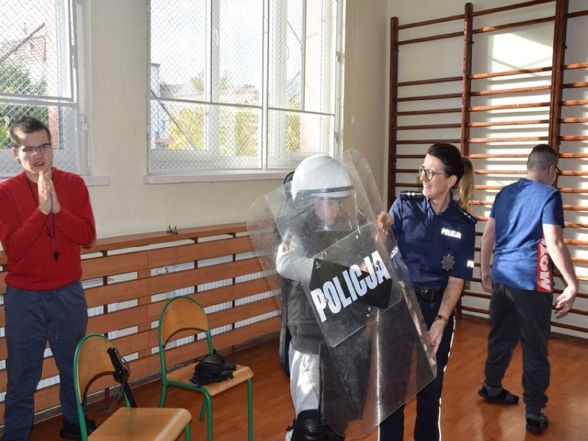 „Świeć przykładem” – Policjanci dbają o bezpieczeństwo podopiecznych Specjalnego Ośrodka Szkolno-Wychowawczego w Pucku - październik 2022