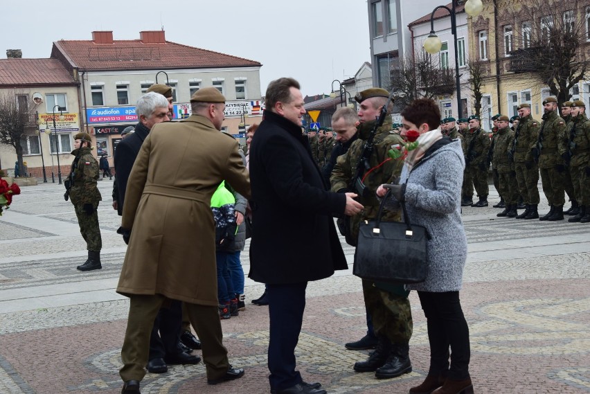 Żołnierze złożyli przysięgę. Wiceminister Jarosław Zieliński dziękował rodzicom i... [ZDJĘCIA]