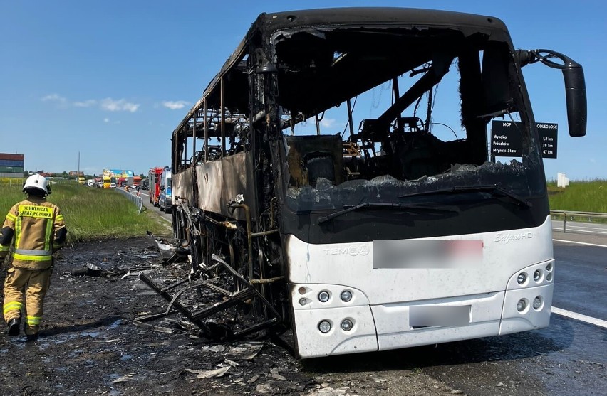 Autobus, który spłonął na autostradzie miał nyskie numery...