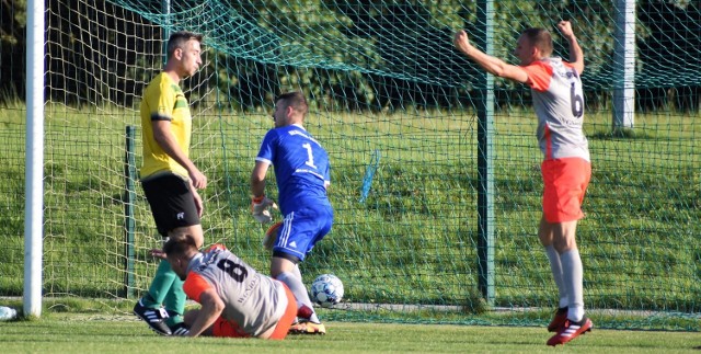 V liga piłkarska Wadowice. Brzezina Osiek - Kalwarianka 0:2. Na zdjęciu: Mateusz Oleksy (nr 8) otwiera wynik spotkania, pokonując Michała Majdę. Obok cieszy się Patryk Kosowski (Kalwarianka).