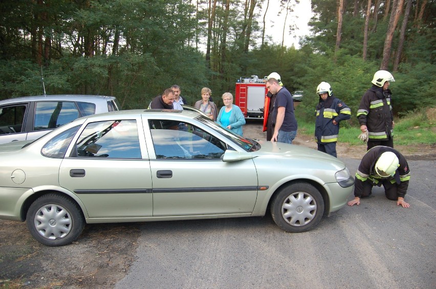 Zbąszyń. Zasłabł na przejeździe. O włos od tragedii. [ZDJĘCIA,VIDEO]