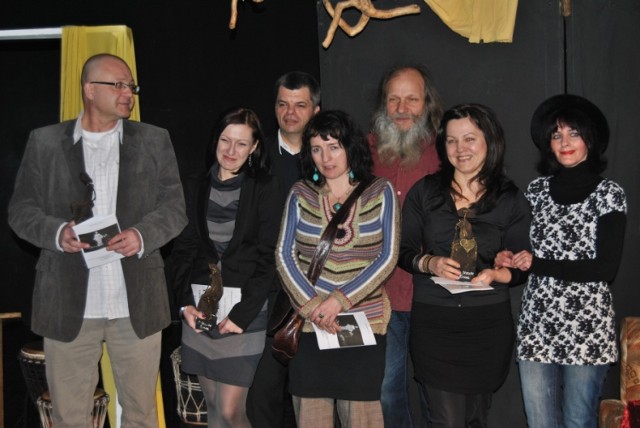 Od lewej: Artur Wodarski (II Nagroda), Katarzyna Godlewska (III Nagroda), Piotr Mosoń (III Nagroda), Agata Wojtkowiak (jury), Edward Gramont (jury), Beata Patrycja Klary (I Nagroda), Irena Kasprzak (jury, organizator)
