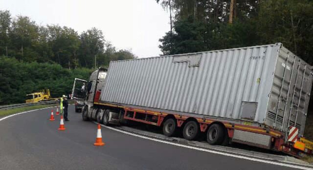 Kompletnie pijany kierowca ciężarówki zakończył swoją podróż w przydrożnym rowie niedaleko Słubic.