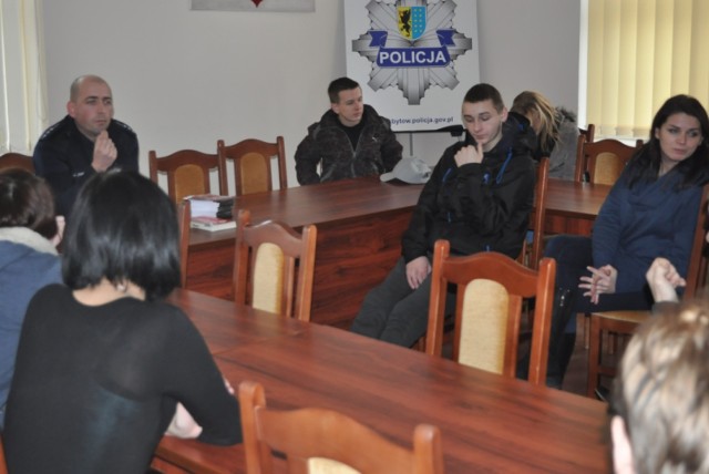 Policjanci spotkali się z uczniami OHP. Rozmawiali m.in. o cyberprzestępczości